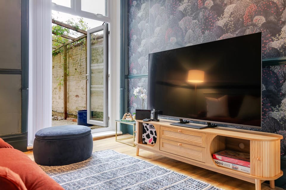 Game Room, TV and multimedia, Living room, Seating area, Evening entertainment