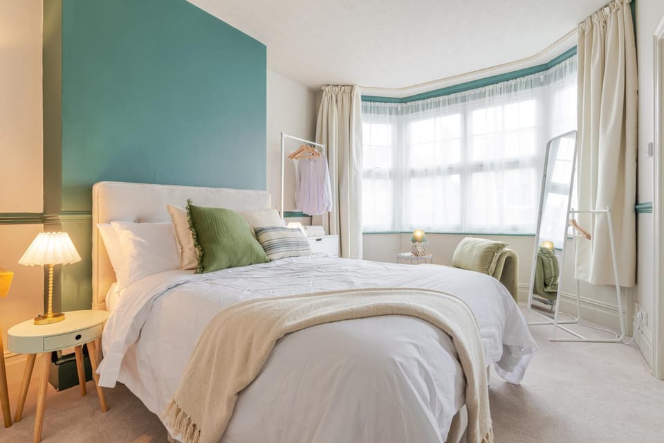 Bed, Photo of the whole room, Seating area, Bedroom