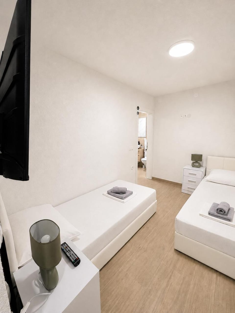 Bed, TV and multimedia, Bedroom, towels
