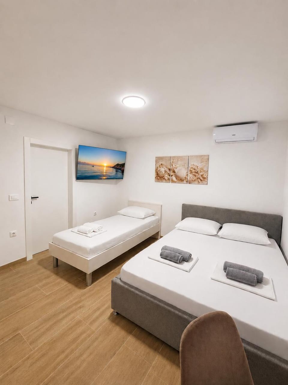 Bed, TV and multimedia, towels