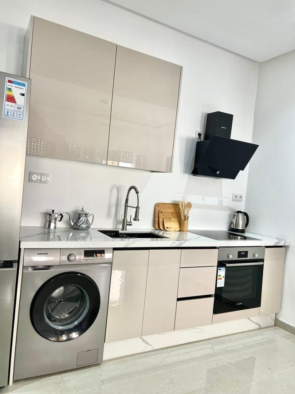 Coffee/tea facilities, Kitchen or kitchenette, oven, stove, washing machine