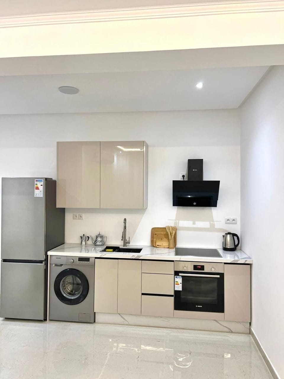 Coffee/tea facilities, Kitchen or kitchenette, oven, stove, washing machine