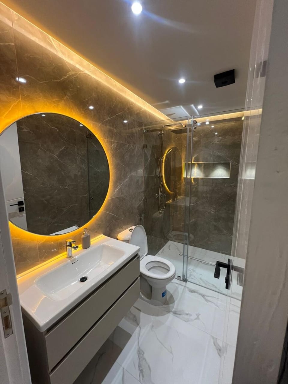 Shower, Toilet, Bathroom, towels