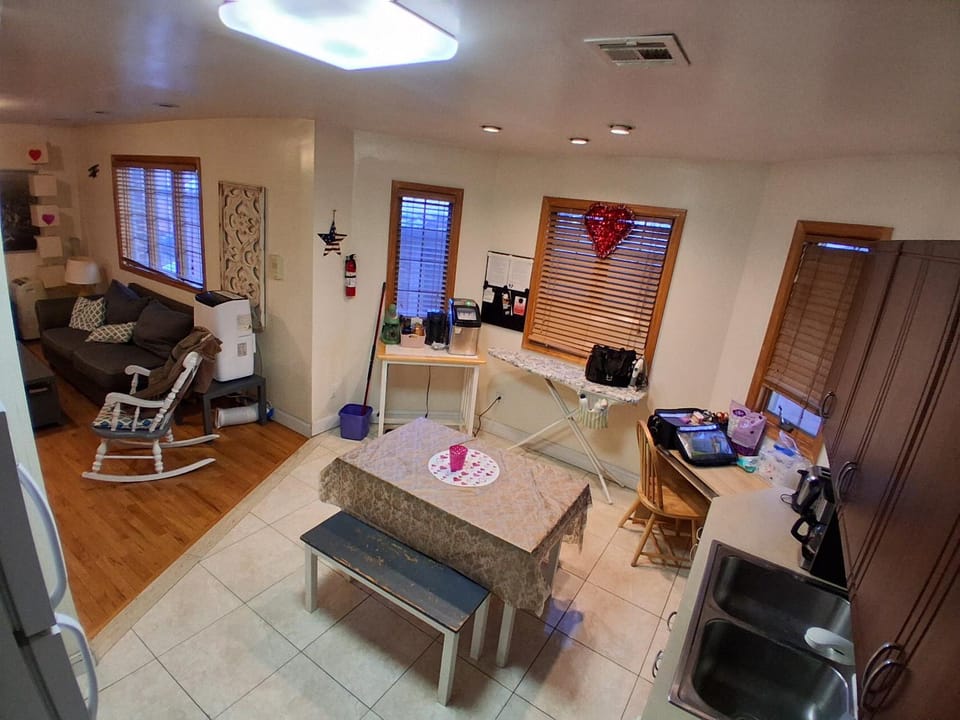 Cozy Homestay 20 minute train to Midtown Manhattan Apartment in Kew Gardens