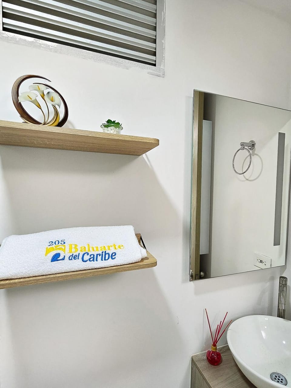 Bathroom, Text overlay, towels