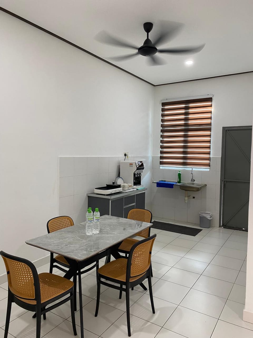 Dining area, kitchen