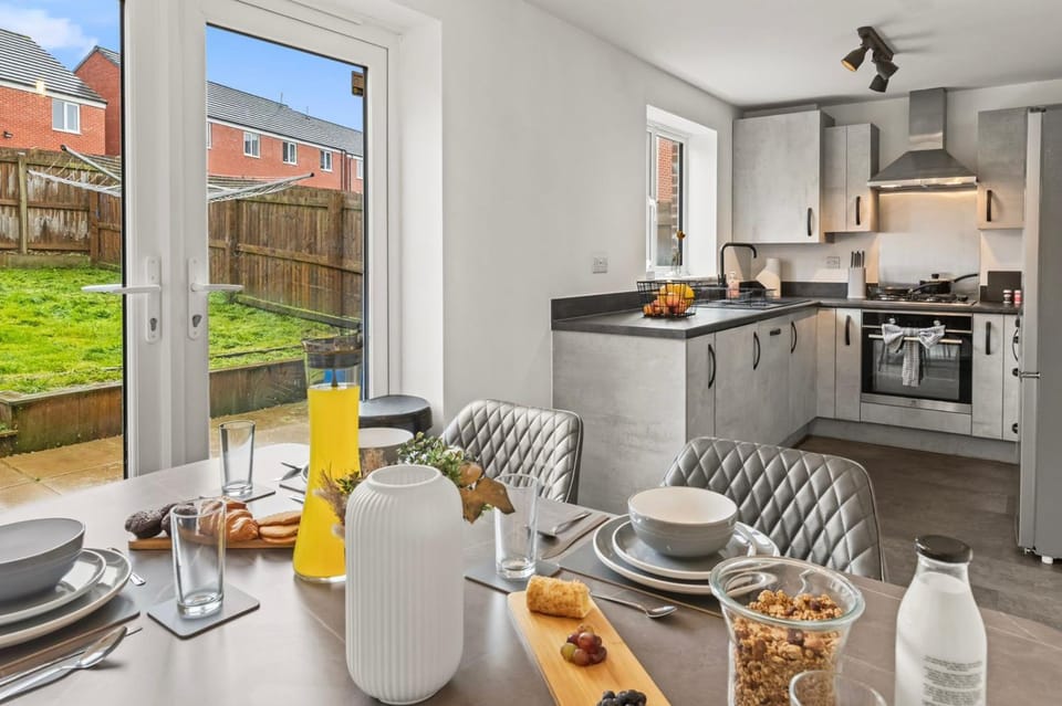 Dining area, kitchen