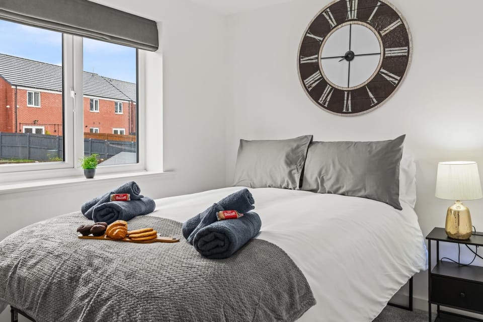 Bed, Photo of the whole room, Bedroom, towels
