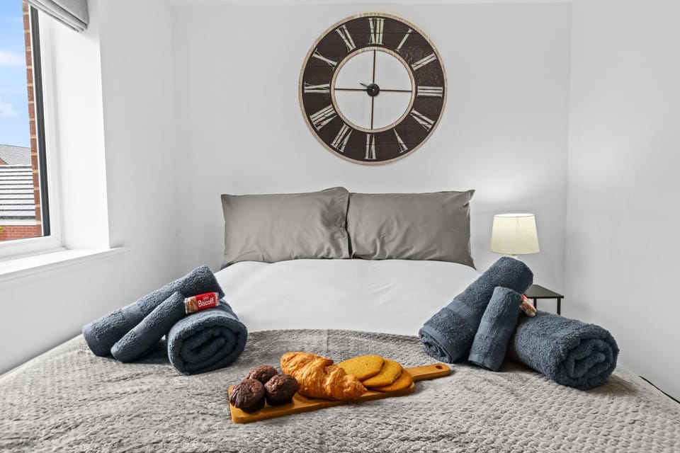 Bed, Photo of the whole room, Seating area, Bedroom