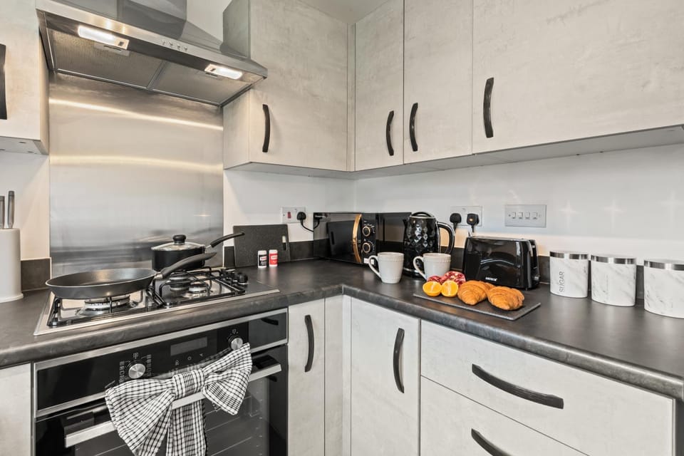 Coffee/tea facilities, Kitchen or kitchenette, oven, stove, toaster