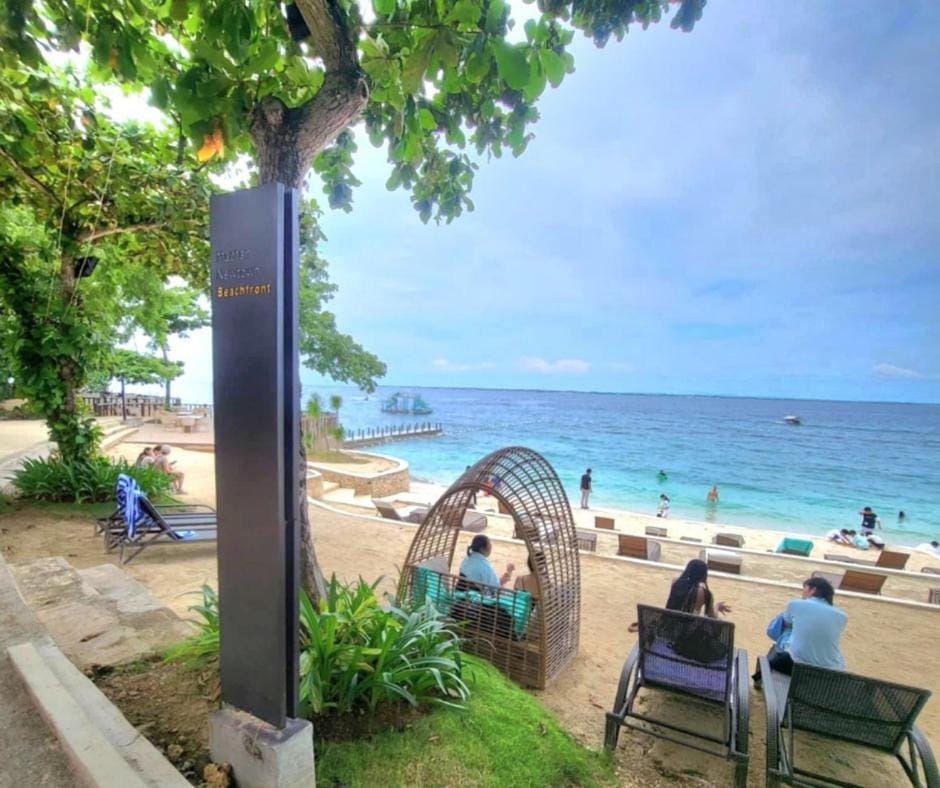 Mactan Newtown Poolside view near Airport & Beach Apartment in Lapu-Lapu City
