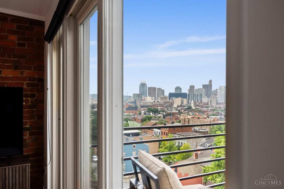 City View Perch Walkable Apt House in Over The Rhine