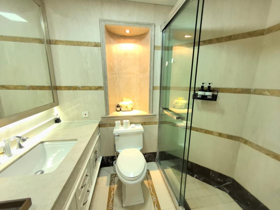Shower, Toilet, Bathroom, towels