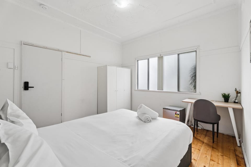 Double Bed Room with Easy Commute to Hurstville Station - Shared Bathroom Bed and Breakfast in Sydney