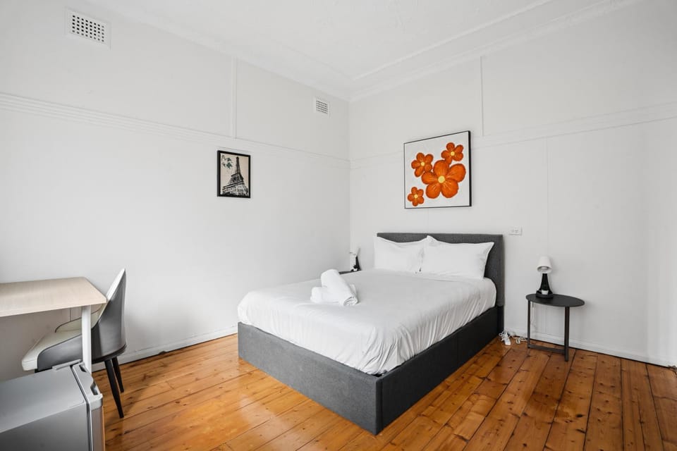 Double Bed Room with Easy Commute to Hurstville Station - Shared Bathroom Bed and Breakfast in Sydney
