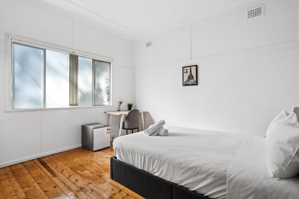 Double Bed Room with Easy Commute to Hurstville Station - Shared Bathroom Bed and Breakfast in Sydney