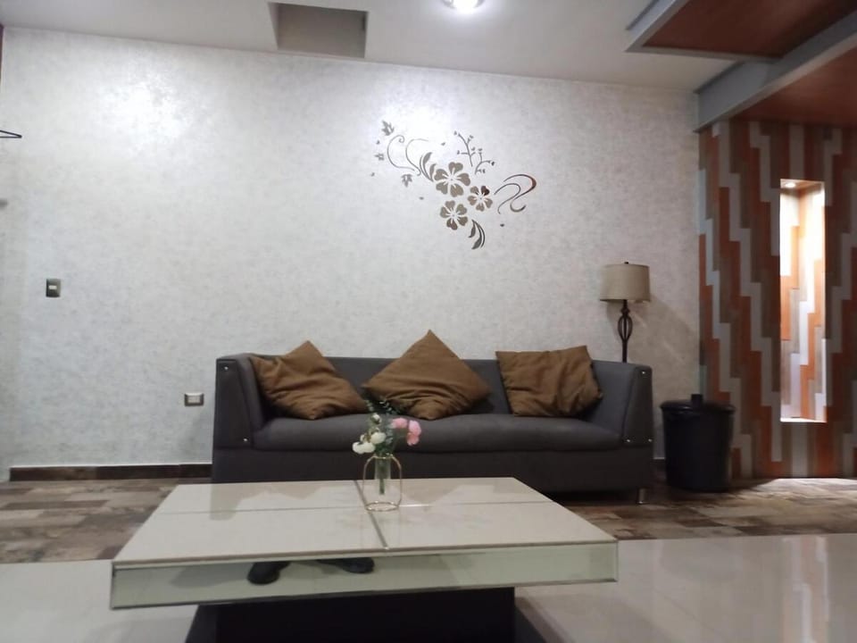 Large vacation home with a pool and private garage House in Culiacan