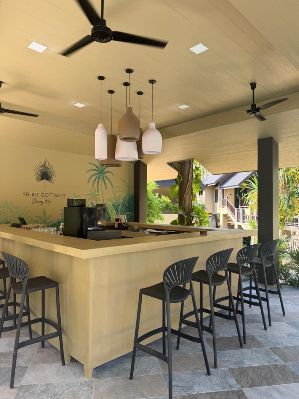Day, Natural landscape, Lounge or bar, Swimming pool, Drinks, Alcoholic drinks, Non alcoholic drinks