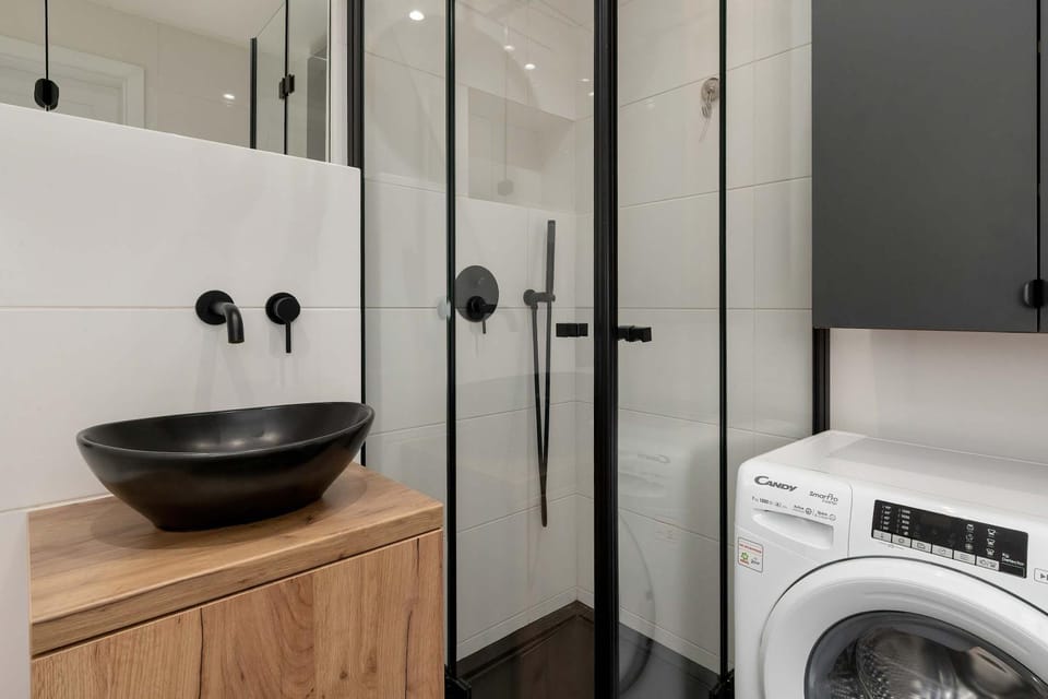 Shower, Bathroom, pet friendly, washing machine