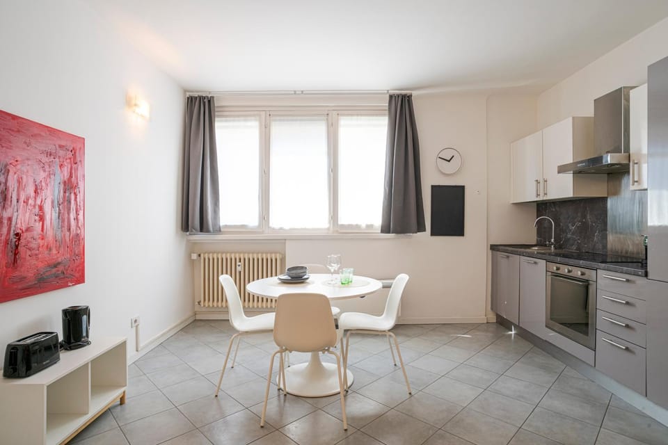 Kitchen or kitchenette, Dining area