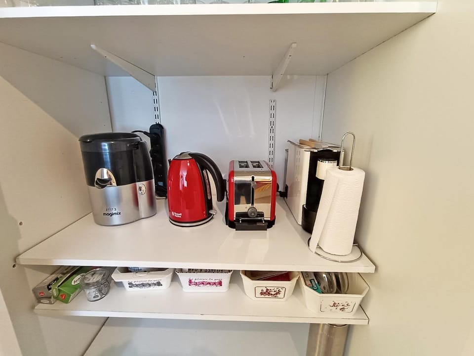 Coffee/tea facilities, toaster