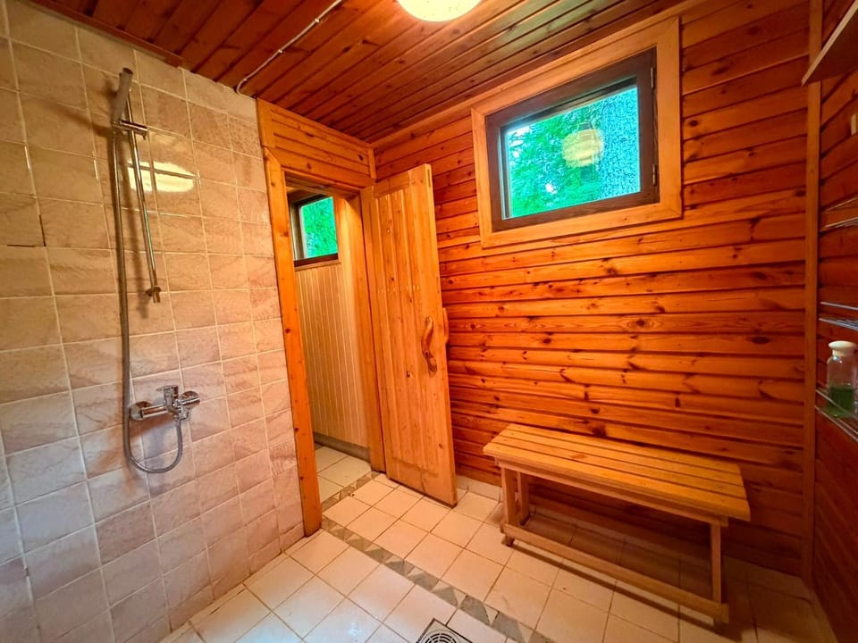 Shower, Sauna