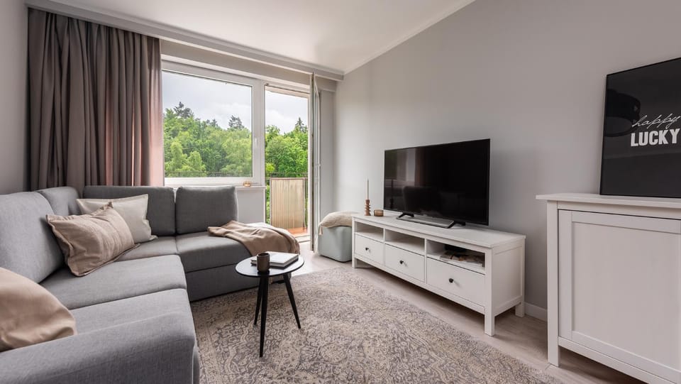 Bed, TV and multimedia, Living room, Photo of the whole room, Seating area