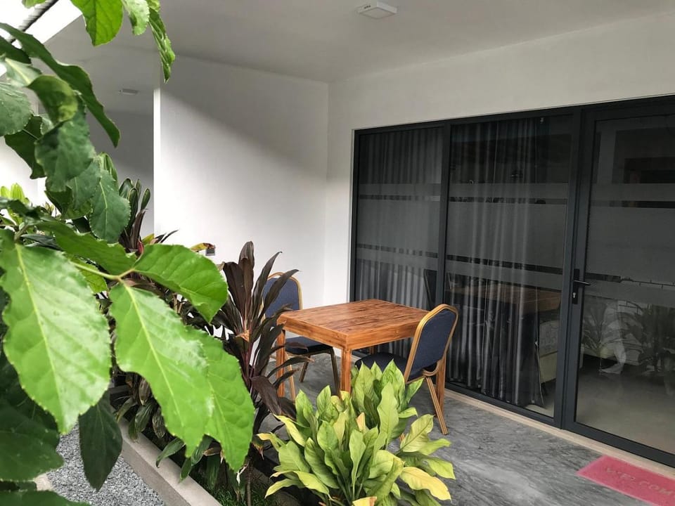 Patio, Day, Garden, Living room, Seating area, Garden view