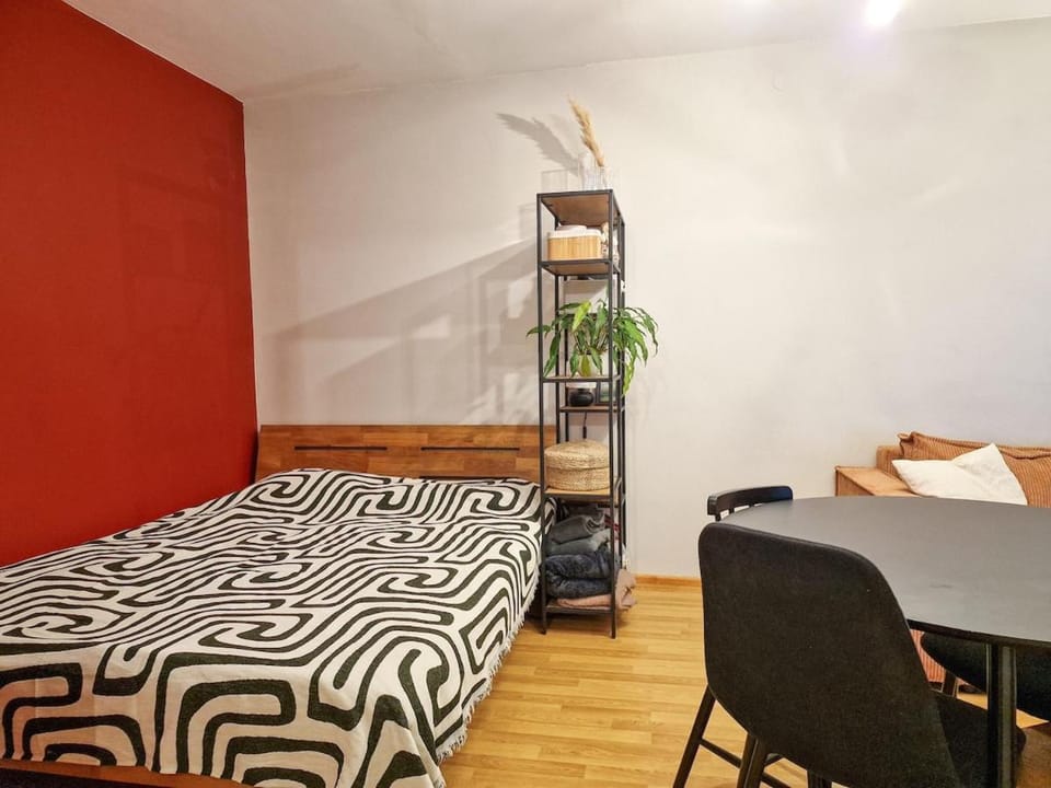 Cozy Apartment near Old Town & Jūrmala Train Apartment in Riga
