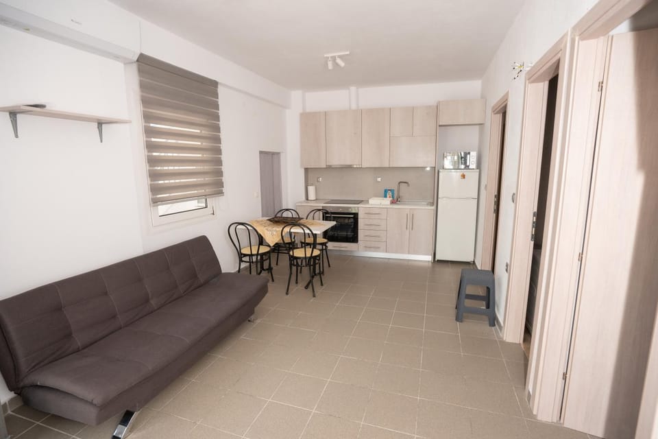 Kitchen or kitchenette, Living room, Seating area, Dining area, stove