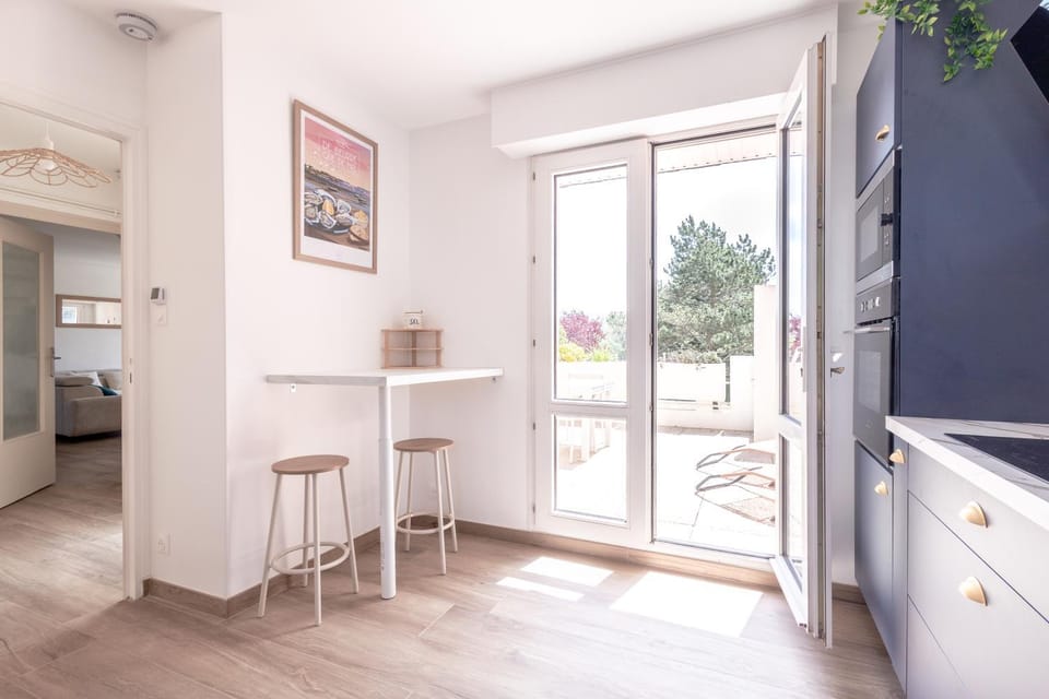 Dining area, kitchen
