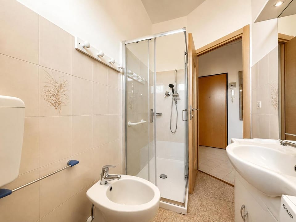 Shower, Toilet, Bathroom, bidet, towels