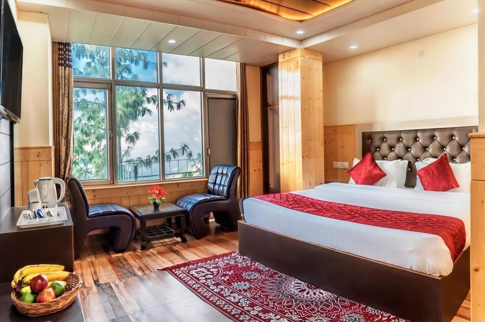 Bed, TV and multimedia, Food and drinks, Photo of the whole room, Seating area, Dining area, Bedroom, Food