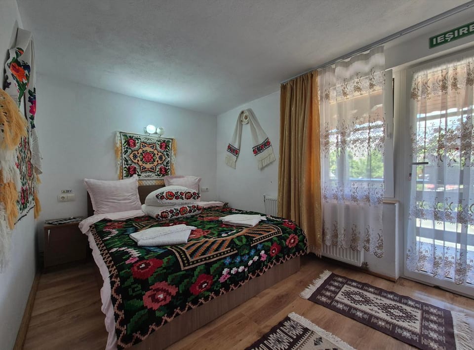 Photo of the whole room, Decorative detail