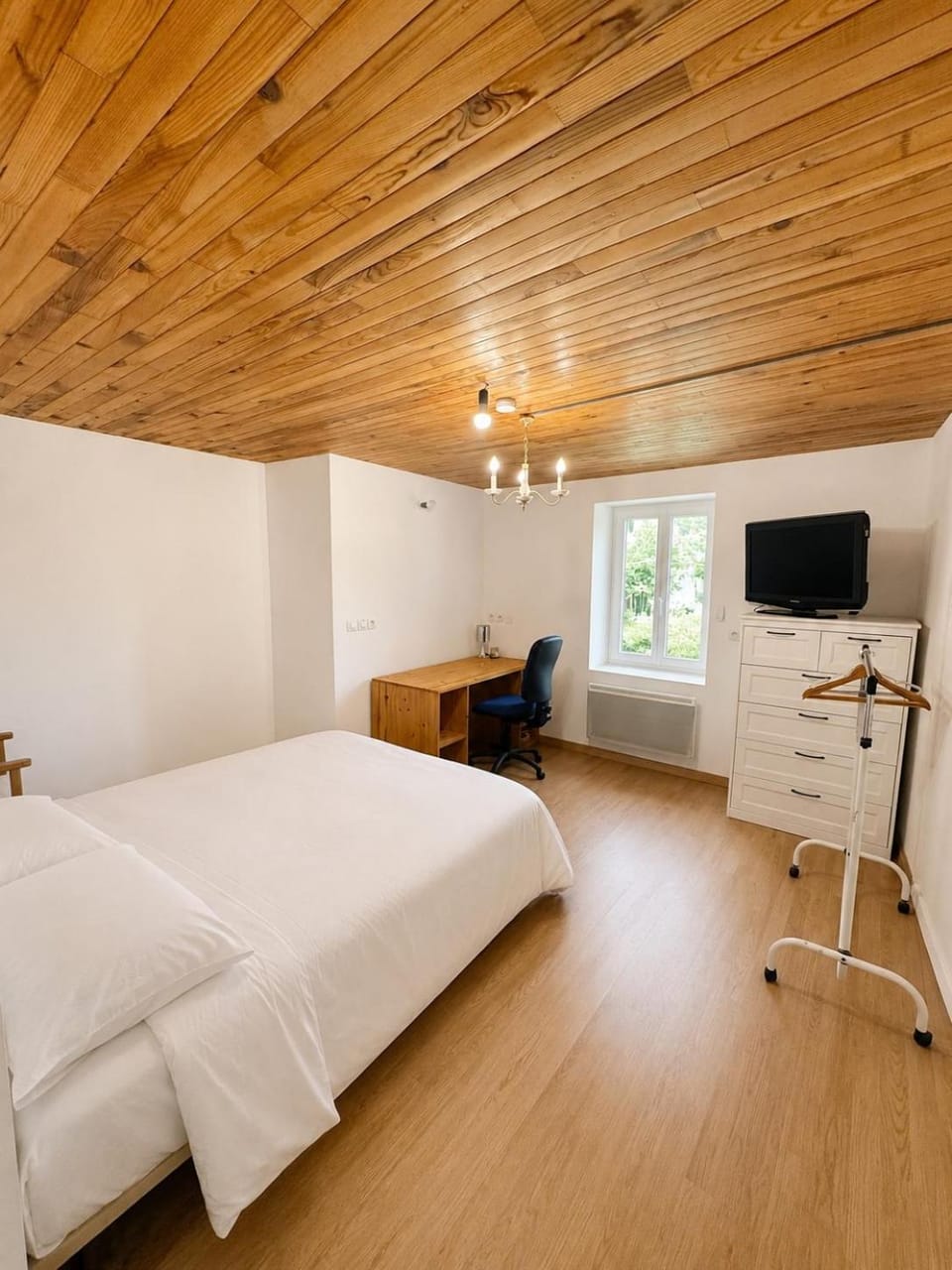 Bed, TV and multimedia, Photo of the whole room, Bedroom