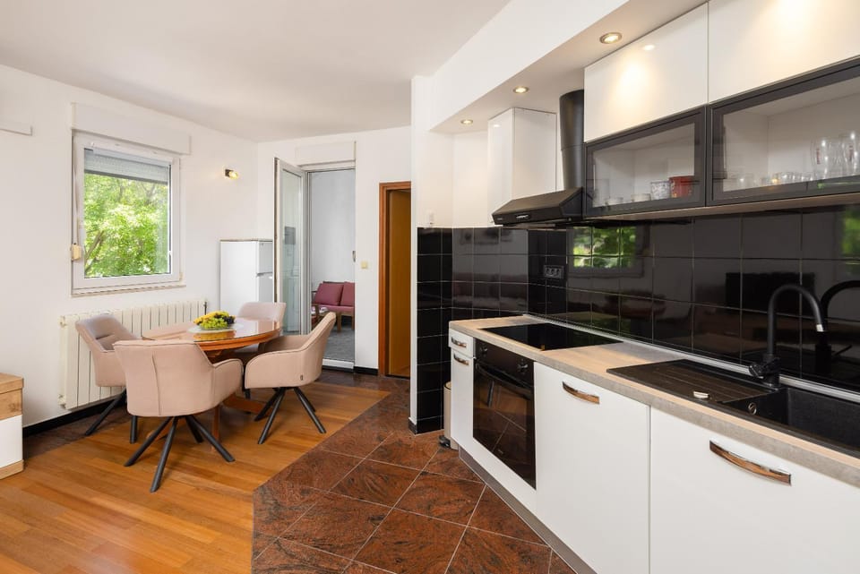 Kitchen or kitchenette, Dining area, dishwasher, oven, stove