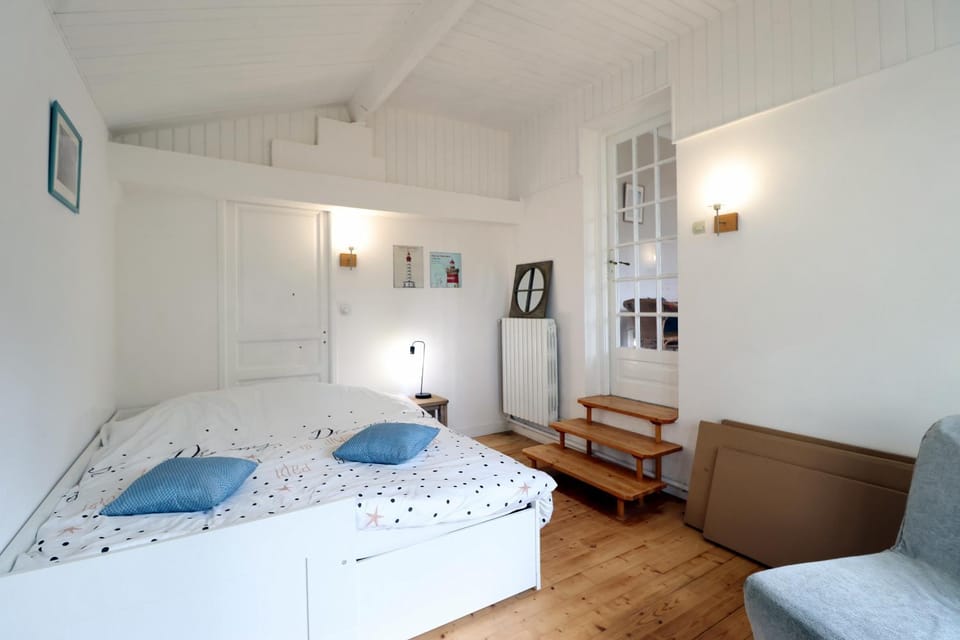 Bed, Bedroom, Garden view