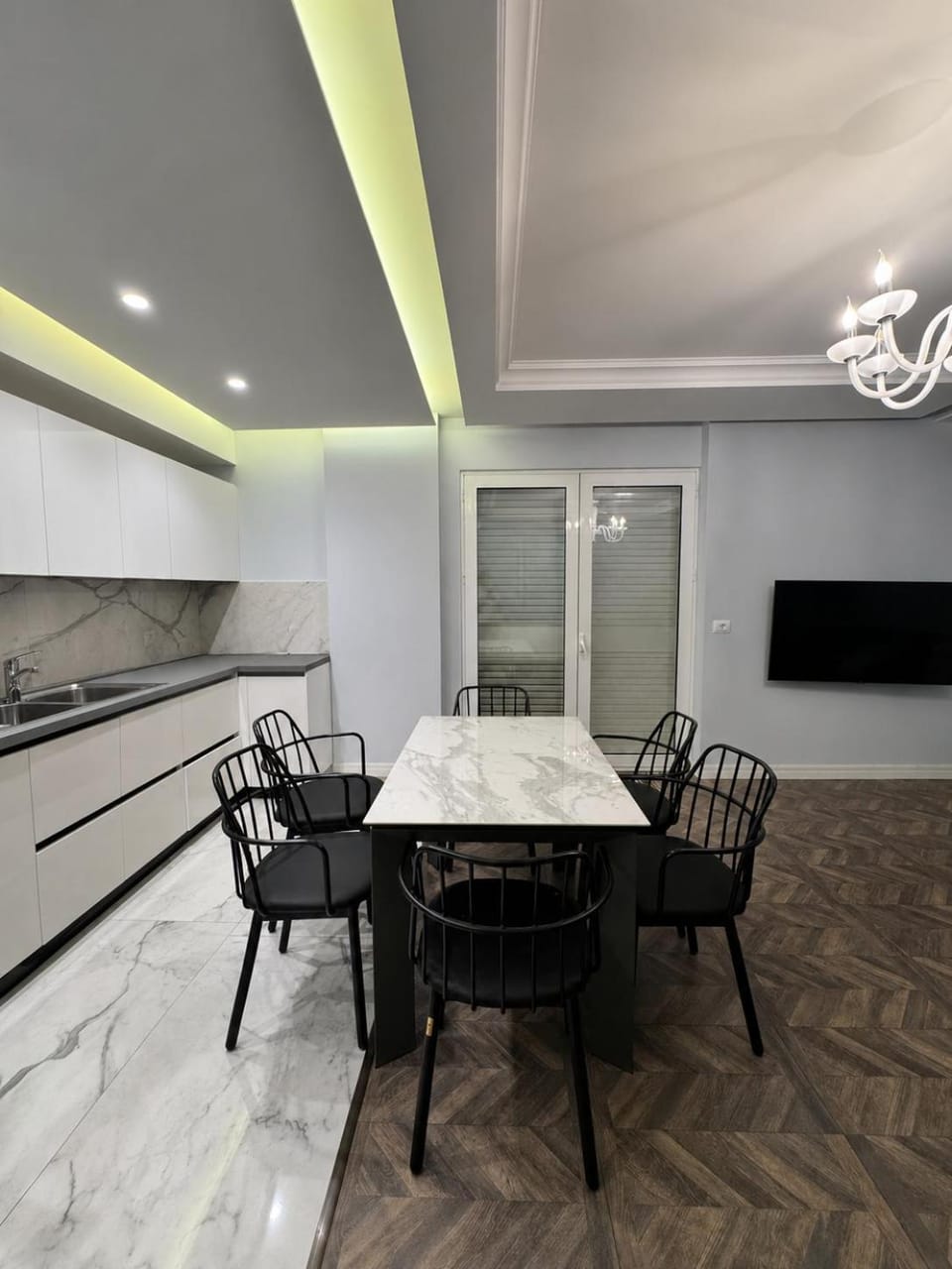 TV and multimedia, Kitchen or kitchenette, Living room, Seating area, Dining area