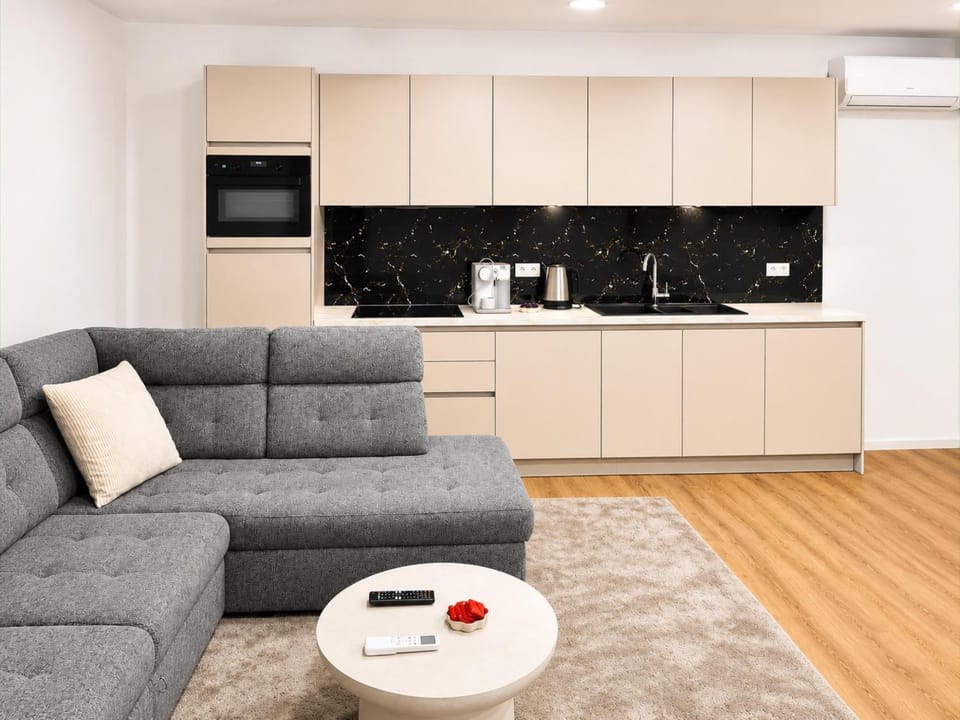 Coffee/tea facilities, Kitchen or kitchenette, Seating area, Dining area, stove