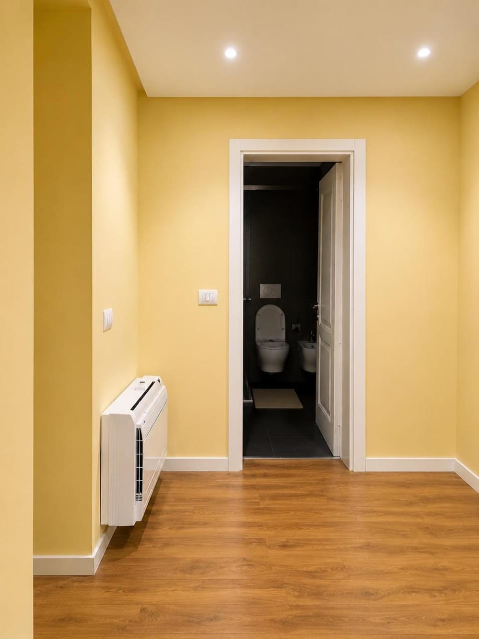 Toilet, Facade/entrance