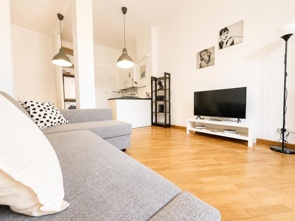 TV and multimedia, Living room, Seating area, Evening entertainment