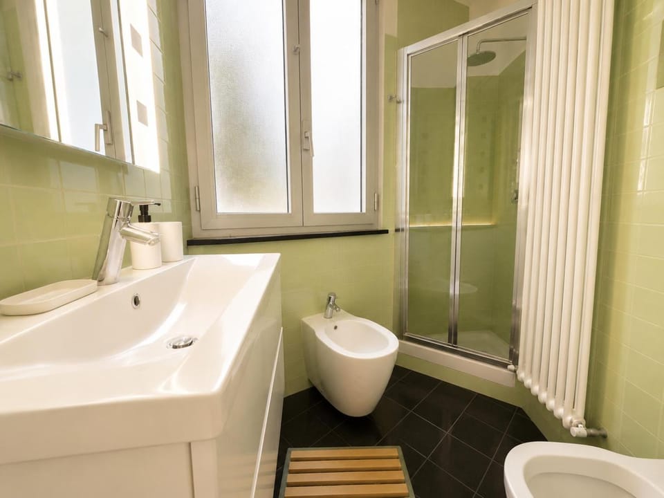 Shower, Toilet, Bathroom, bidet, towels