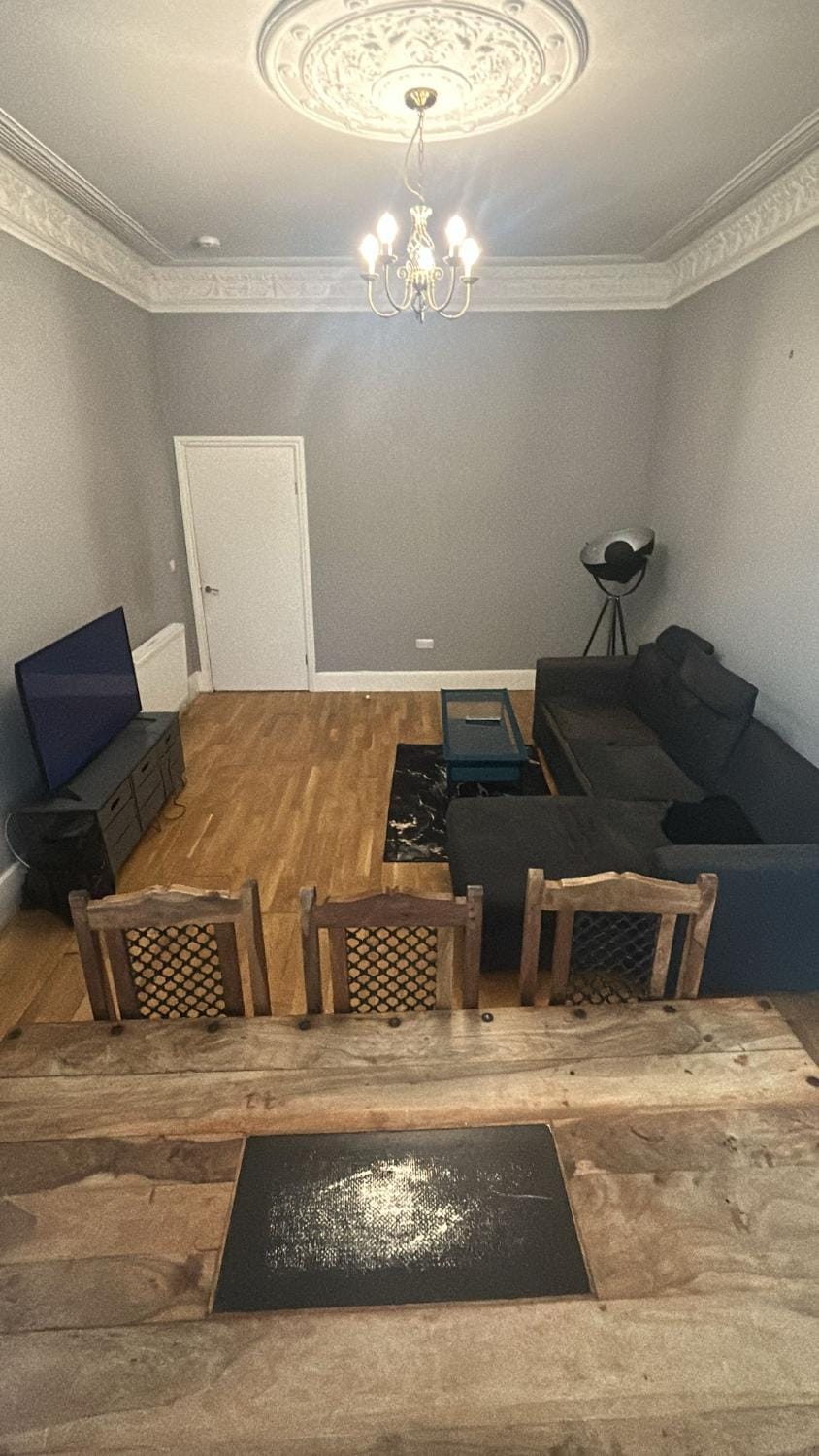 OnSlow Drive Apartment in Glasgow