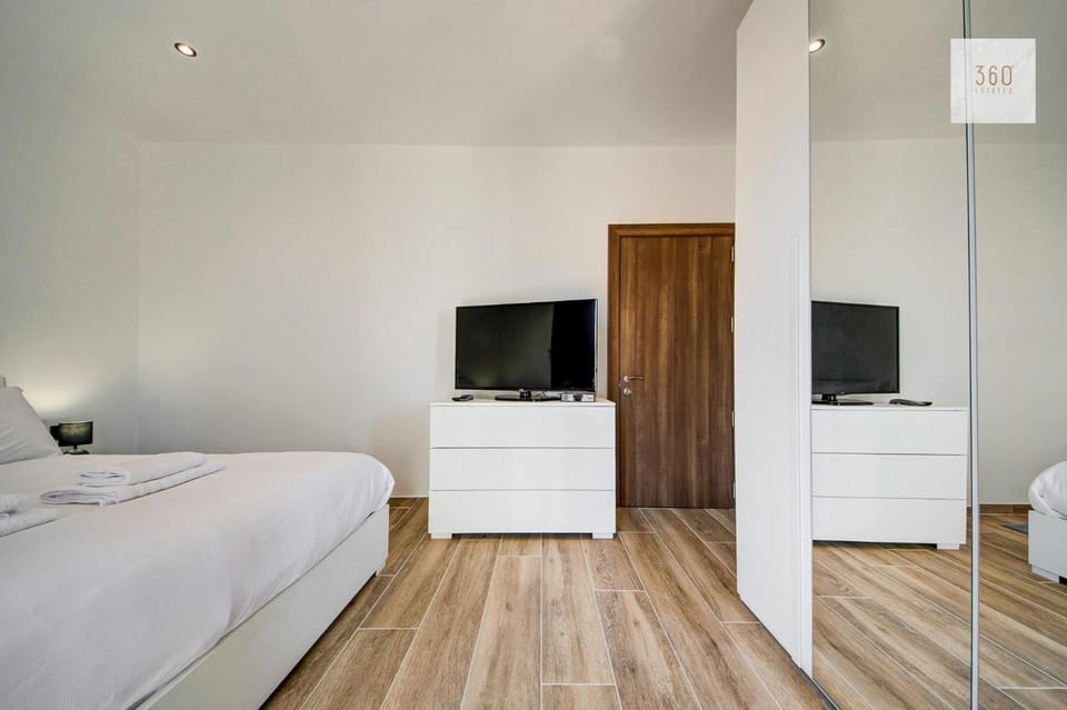 Communal lounge/ TV room, Bed, TV and multimedia, Photo of the whole room, Evening entertainment, Bedroom, hair dresser, wardrobe