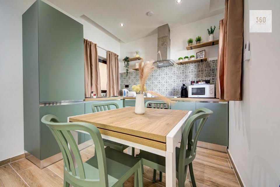 Kitchen or kitchenette, Living room, Seating area, Dining area, minibar, oven, stove