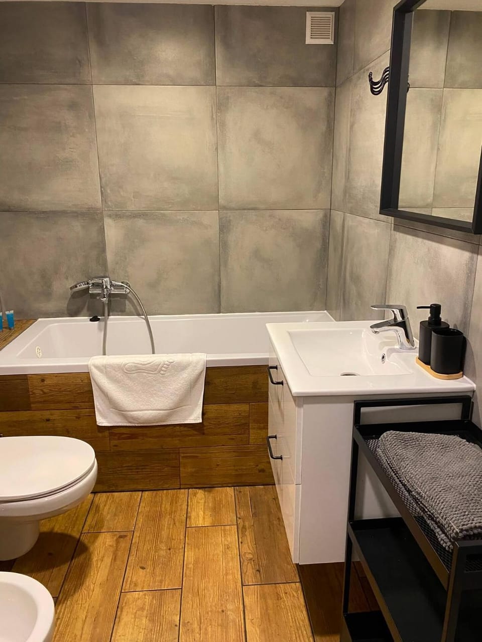 Cozy Entresol Apartment with Parking Targowa Apartment in Masovian Voivodeship