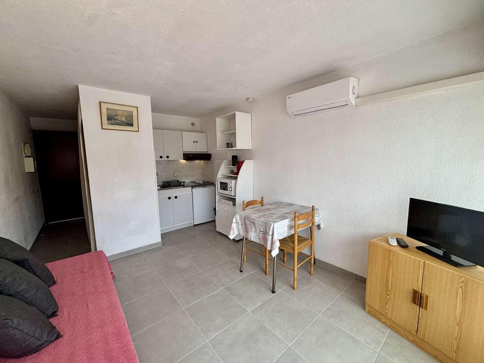 TV and multimedia, Kitchen or kitchenette, Living room, Dining area, stove, air conditioner