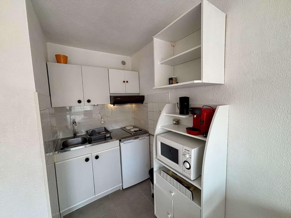 Kitchen or kitchenette, stove