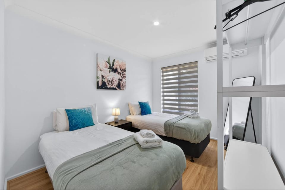 Quiet 3BR Armadale Home with Free Parking and AC House in Perth