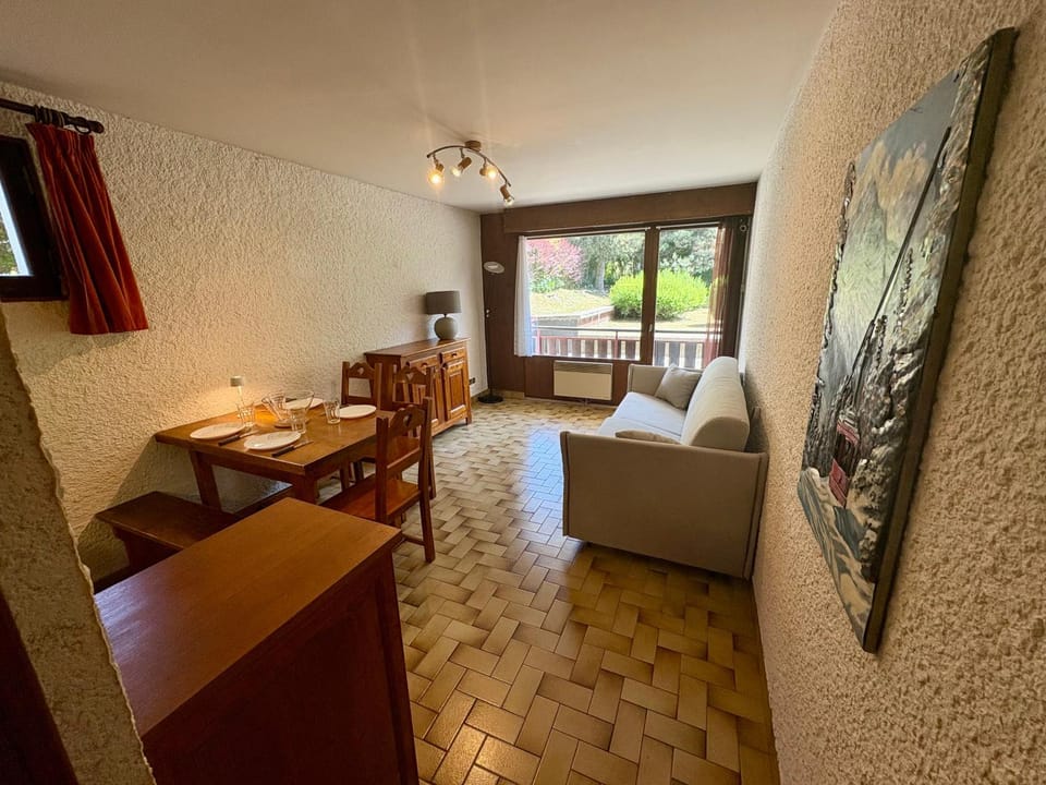 Bed, TV and multimedia, Living room, Seating area, Dining area, Garden view
